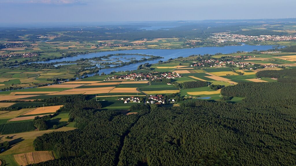 Blick über den Altmühlsee und die umliegenden Felder